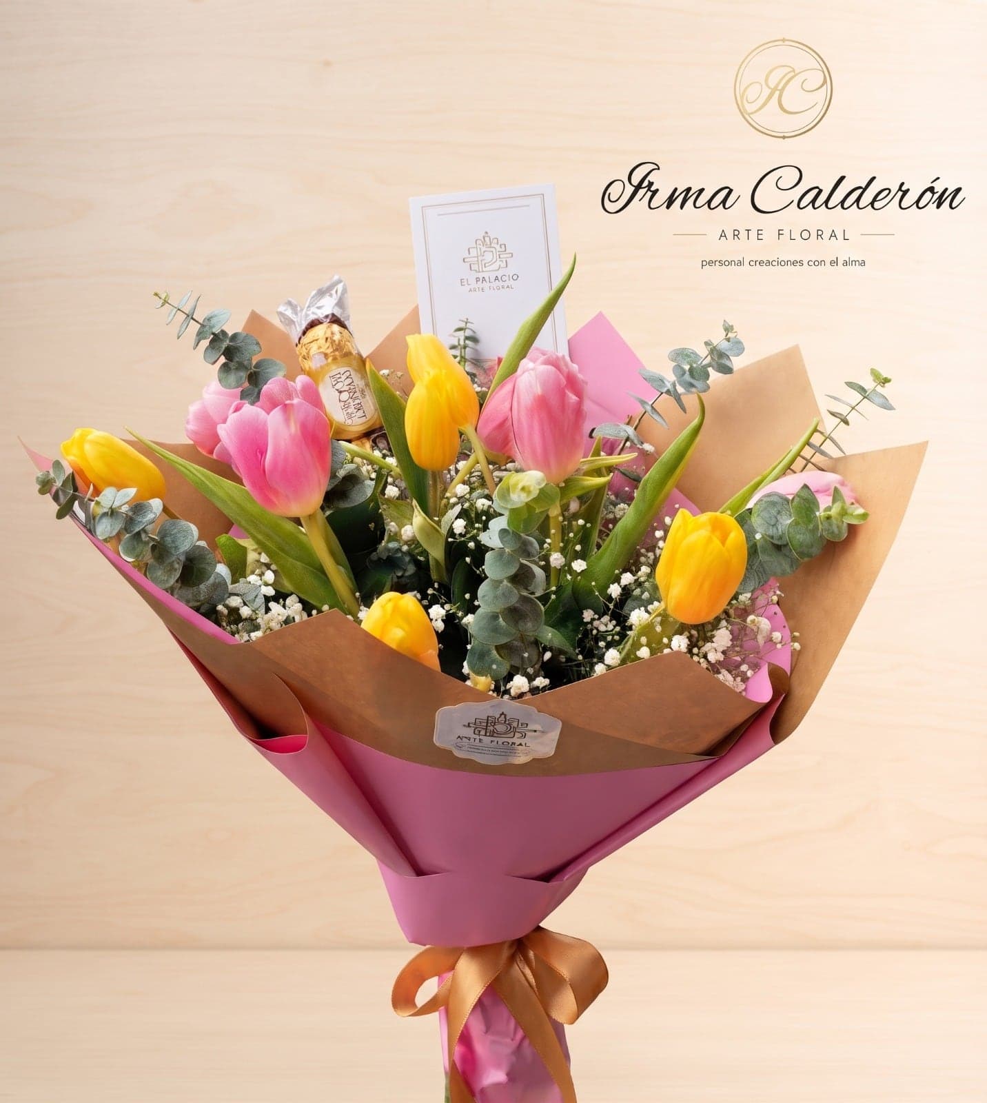 Ramo de tulipanes rosados y amarillos con eucalipto y un chocolate Ferrero Rocher