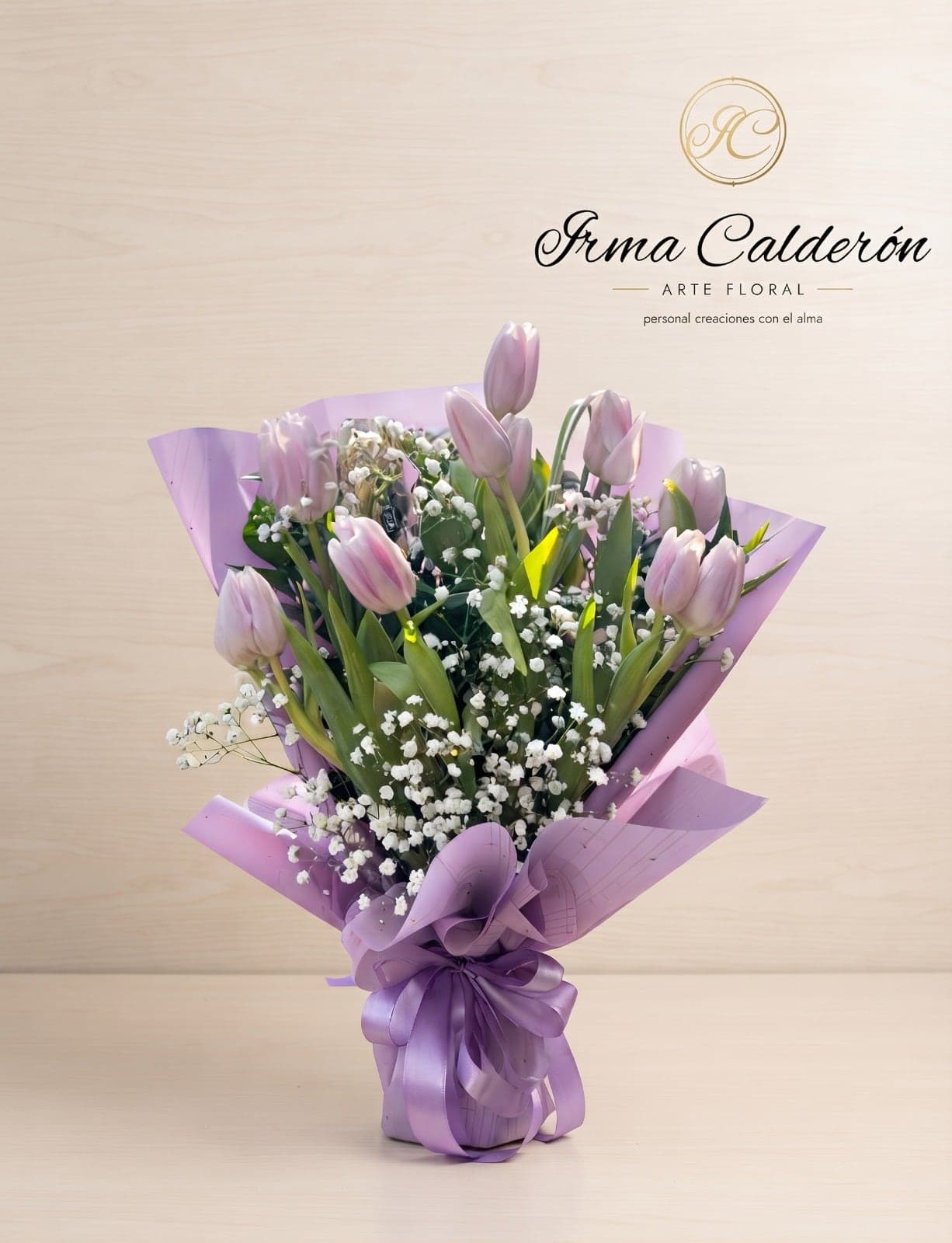Ramo de tulipanes lila con gipsofilia en papel lila