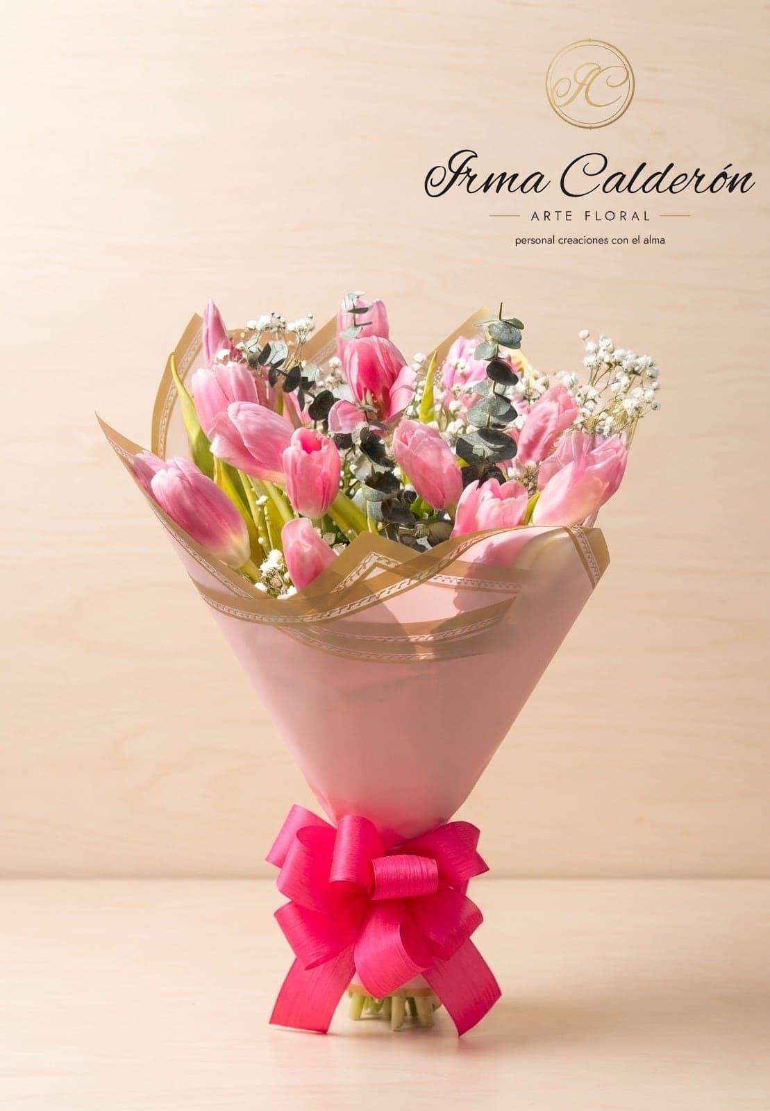 Ramo de tulipanes rosados con eucalipto y moño fucsia