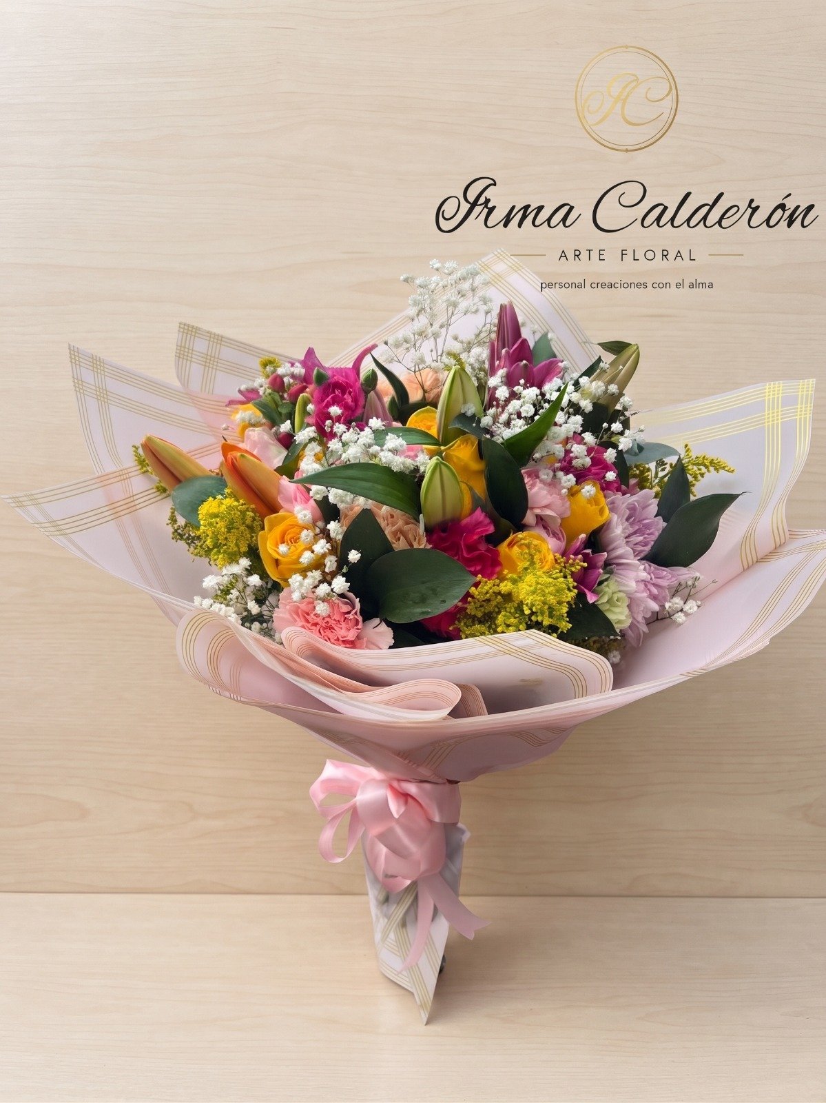 Bouquet primaveral con lirios, rosas amarillas, claveles y gipsofilia