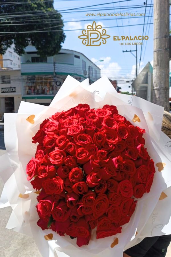Impresionante arreglo de 100 rosas rojas