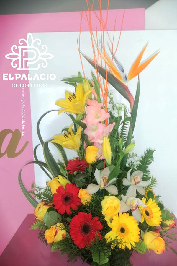 Arreglo floral, rosas, lirios y gladiolos