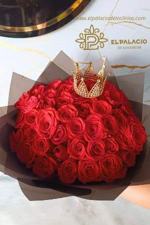 Sofisticado arreglo de 50 rosas rojas