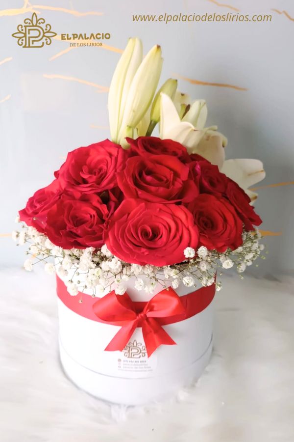 Elegante box floral con rosas rojas y lirios