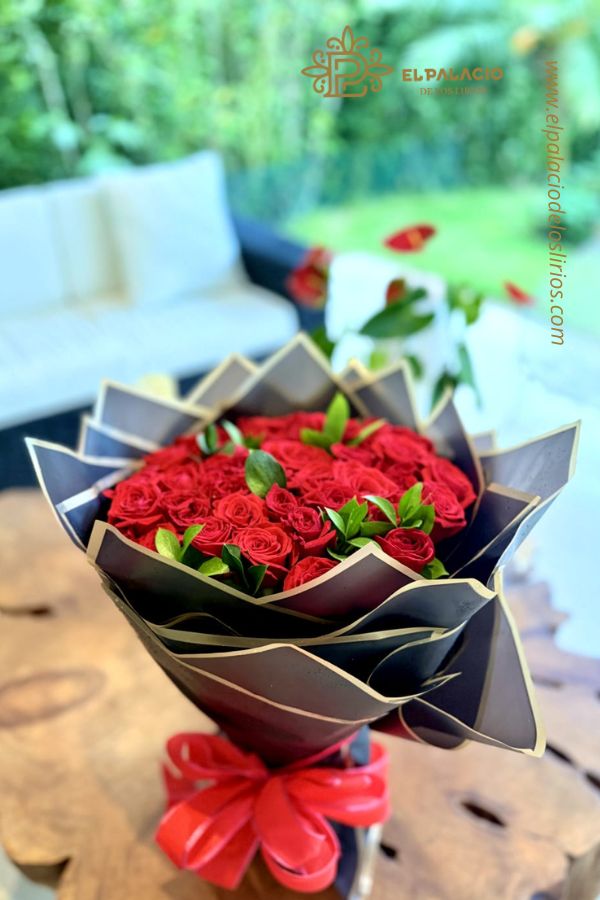 Impresionante arreglo con 50 rosas rojas