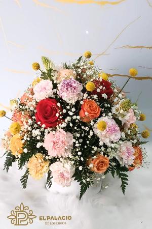 Ramo primaveral y rosas