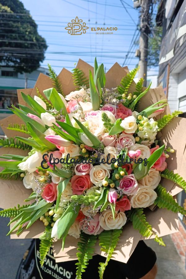 Ramos rosas y tulipanes