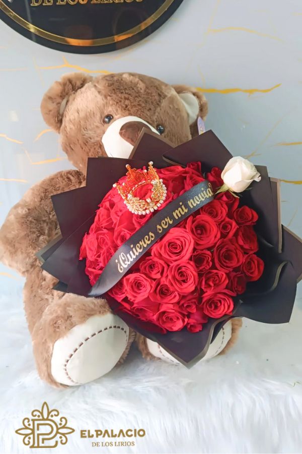 Rosas, peluche y corona