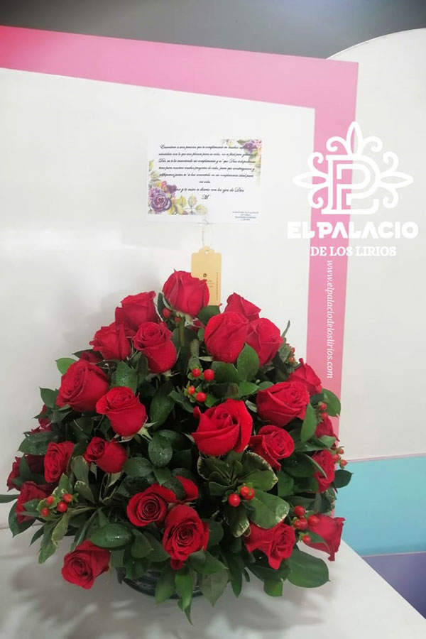 Ramo de flores redondo en rosas