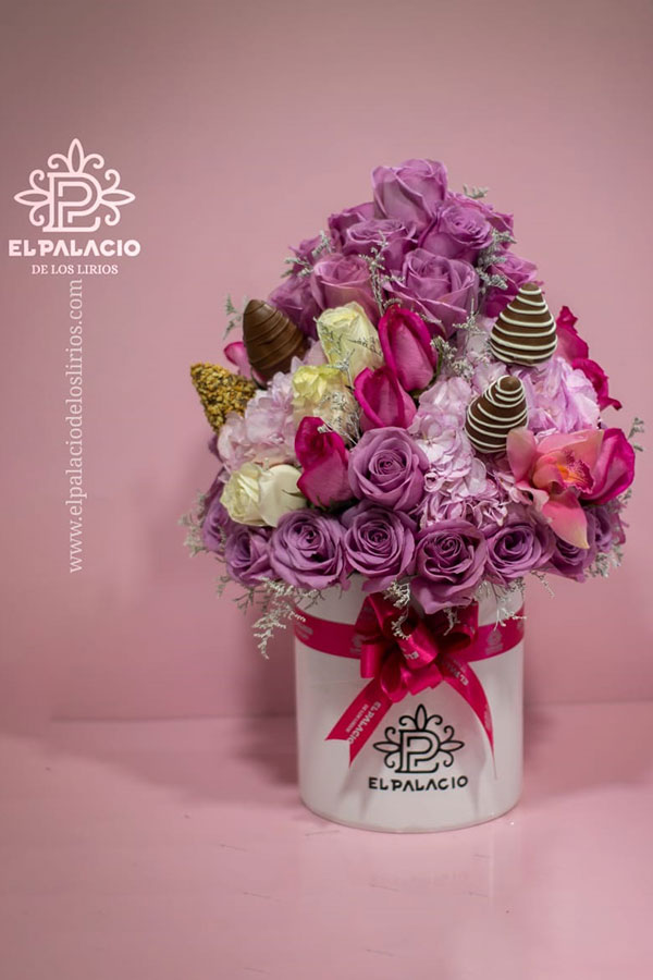 Caja de rosas, fresas con chocolate